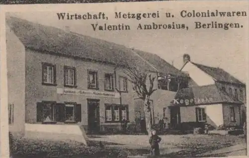 ALTE POSTKARTE DORF BOMBOGEN BERLINGEN SCHULHAUS KIRCHE WIRTSCHAFT METZGEREI & COLONIALWAREN VALENTIN AMBROSIUS WITTLICH