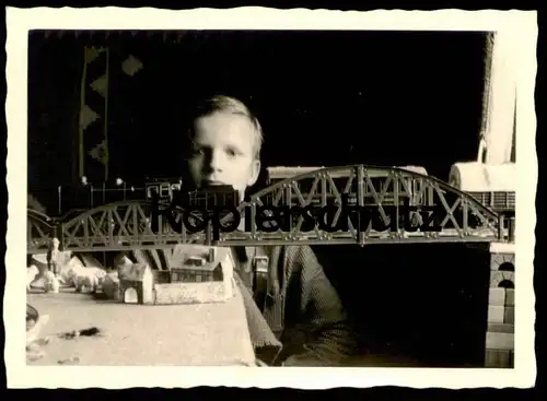 ALTES FOTO MODELLEISENBAHN DAMPFLOK EISENBAHN ZUG MÄRKLIN ? BLECHSPIELZEUG SPIELZEUG JUNGE LÖFFLER KÖLN SÜLZ train photo