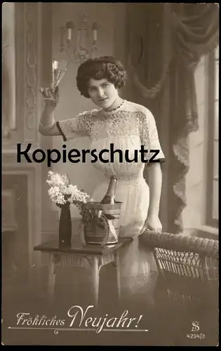 ALTE POSTKARTE FRÖHLICHES NEUJAHR SEKT PROSIT FRAU SEKTKÜHLER HUFEISEN RATTAN woman Alkohol cpa postcard Ansichtskarte