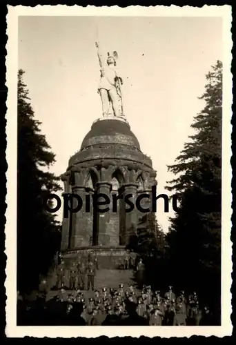 ALTES ORIGINAL FOTO SOLDATEN VOR HERMANNS-DENKMAL IM TEUTOBURGER WALD 40ER JAHRE BEI DETMOLD Foto Hermannsdenkmal photo