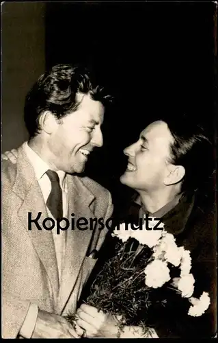 ALTE POSTKARTE GÉRARD PHILIPE UND ELFRIEDE FLORIN FILM-SCHAUSPIELER SCHAUSPIELERIN NELKEN FOTO PUHLMANN acteur postcard