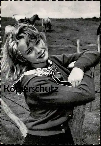 ALTE POSTKARTE MARION MICHAEL FILM-SCHAUSPIELERIN VOR PFERDEWEIDE PFERDE WIESE actress acteur actrice Foto postcard AK