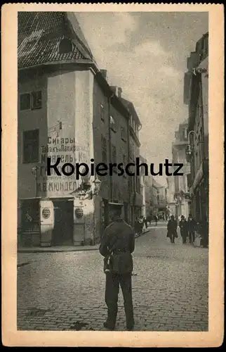 ALTE POSTKARTE RIGA IN DEUTSCHER HAND STRASSE IN DER ALTSTADT SOLDAT POLIZIST GESCHÄFT TABAK Lettland Latvia AK postcard