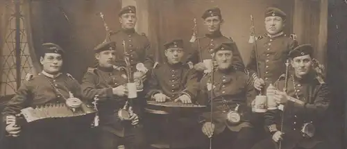 ALTE POSTKARTE KRIEGSSCHULE DANZIG AKKORDEON BIERKRUG SEIDEL beer mug Bier Soldat Uniform accordion accordéon Gdansk