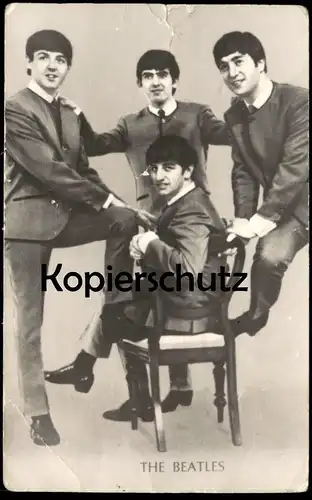 ALTE KARTE THE BEATLES MUSIK BAND RINGO STARR PAUL MCCARTNEY JOHN LENNON GEORGE HARRISON STUHL Foto Photo AK postcard