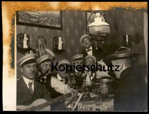 ALTES FOTO ERLANGEN STUDENTEN BOWLENABEND 22.05.1913 BOWLE STUDENTICA STUDENTIKA Mützen Humor Gitarre Alkohol cpa photo