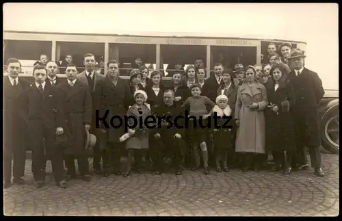 ALTE FOTO POSTKARTE PERSONENGRUPPE VOR BUS OMNIBUS AUTOBUS OLDTIMER AUSFLUG UNBEKANNTER ORT AK cpa photo postcard