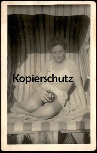 ALTE FOTO POSTKARTE FRAU IN BADEANZUG STRANDKORB dress bathing costume girl woman femme Mode postcard AK cpa photo