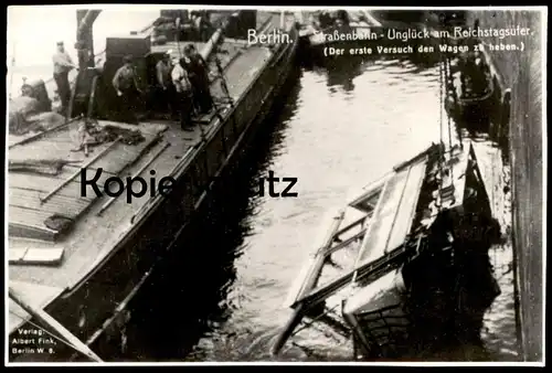 ÄLTERES REPRO FOTO BERLIN STRASSENBAHN UNGLÜCK AM REICHSTAGSUFER VERSUCH WAGEN ZU HEBEN BERLIN ARCHIV FOTO RIECHEL photo