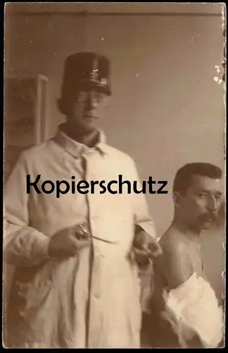 ALTE FOTO POSTKARTE MILITÄR SOLDAT LAZARETT ARZT SCHERE VERBAND SCHNÄUZER OBERARZT BRETZLAW PACAL photo AK Ansichtskarte