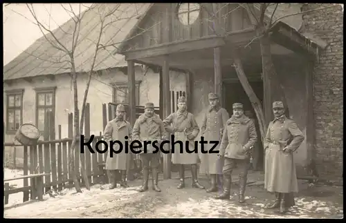 ALTE FOTO POSTKARTE MILITÄR SOLDATEN VOR EINEM HAUS BAUERNHAUS UNIFORM Soldat soldiers photo cpa Ansichtskarte postcard