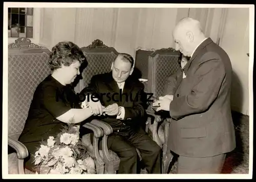 ALTE FOTO POSTKARTE HOCHZEIT EHEPAAR VERMUTLICH STANDESAMT KÖLN Heirat Ring Paar Ehe Frau Mann marriage photo postcard