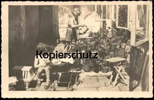 ALTE FOTO-POSTKARTE HINTERHOF MÄDCHEN KIND MUTTER KINDERWAGEN PUPPE PFLANZEN BLUMEN GIESSEN FENSTER AK cpa photo