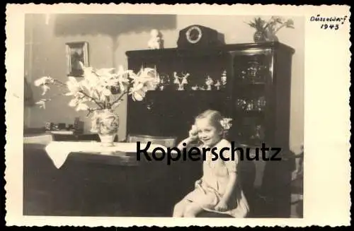 ALTE FOTO-POSTKARTE DÜSSELDORF 1943 WOHNZIMMER MÄDCHEN KIND UHR PORZELLAN-FIGUR VASE VITRINE Ansichtskarte cpa photo