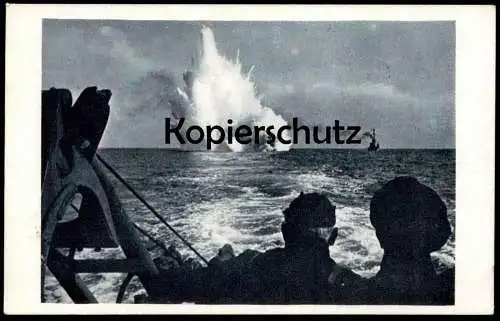 ALTE POSTKARTE VON DER ARBEIT DER MINENSUCHBOOTE ZWEI MINEN DETONIEREN DETONATION MARINE Kriegsschiff warship postcard