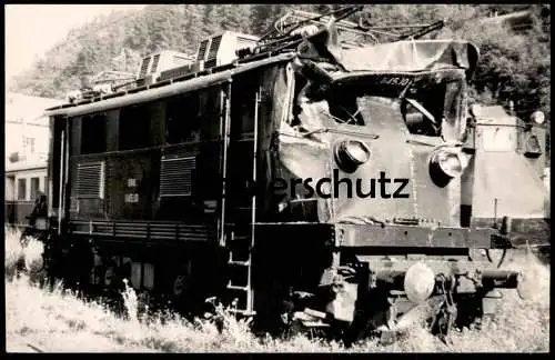 ALTE FOTO POSTKARTE EISENBAHN UNGLÜCK 1956 ÖBB LOKOMOTIVE 1145.10 train accident Zugunglück Auffahrunfall Ansichtskarte