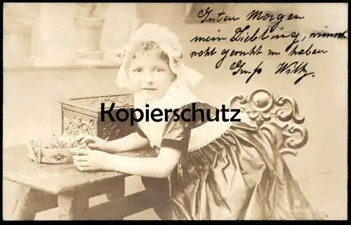 ALTE POSTKARTE MÄDCHEN MIT KORB TRUHE girl fille Kind child cpa postcard AK Ansichtskarte