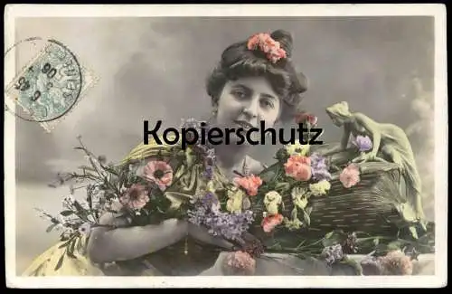 ALTE POSTKARTE FRAU MIT BLUMEN & SKULPTUR ELFE WOMAN FEMME FILLE MISS MÄDCHEN PHANTASIE KITSCH cpa postcard AK