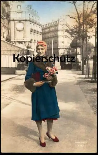 ALTE POSTKARTE FRAU MIT ROSEN IN PARIS WOMAN FEMME FILLE MISS MÄDCHEN PHANTASIE KITSCH cpa art postcard AK Ansichtskarte