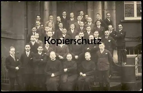 ALTE FOTO POSTKARTE NIEDERKASSEL AM RHEIN FEIERLICHKEIT MÄNNER PRIESTER VOR GEBÄUDE SCHULE Ansichtskarte photo postcard