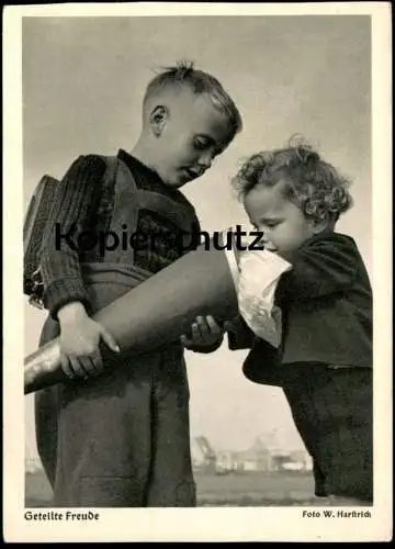 ALTE POSTKARTE GETEILTE FREUDE JUNGE EINSCHULUNG MÄDCHEN KIND SCHULTÜTE W. HARSTRICK enfant girl femme child postcard AK