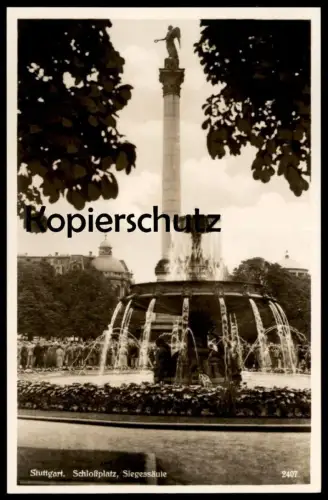 ALTE POSTKARTE STUTTGART SCHLOSSPLATZ SIEGESSÄULE BRUNNEN WASSERSPIEL Menschenansammlung cpa postcard AK Ansichtskarte