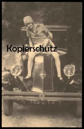 ALTE REPRO POSTKARTE FRAU AUF KÜHLER RENAULT AUTO semi-nude woman car Auto halbnackt Unterwäsche femme nue cpa postcard