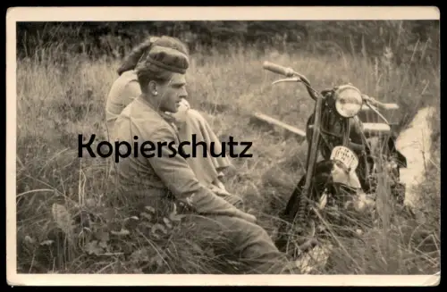 ALTES FOTO PAAR MIT MOTORRAD KENNZEICHEN KR-65-71 Krefeld ? Krakau ? Marke ? Moto Velo Motorbike photo Pause Mann Frau