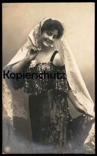 ALTE POSTKARTE MÄDCHEN FRAU GLITZERKLEID ABENDKLEID SHOWKLEID KLEID robe de soirée evening dress woman femme postcard