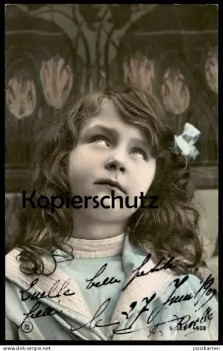 ALTE POSTKARTE KIND MÄDCHEN BLICKT NACH OBEN femme enfant child girl Ansichtskarte postcard cpa