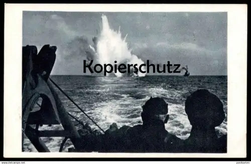 ALTE POSTKARTE VON DER ARBEIT DER MINENSUCHBOOTE ZWEI MINEN DETONIEREN DETONATION MARINE Kriegsschiff warship postcard