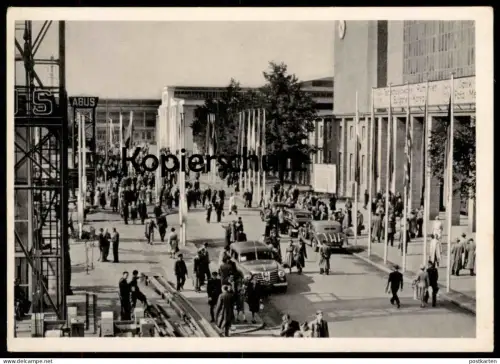 ALTE POSTKARTE LEIPZIG MESSE 1952 AUF DEN STRASSEN DES GELÄNDES HERRSCHT EIN REGES AUF UND AB ABUS Auto car postcard cpa