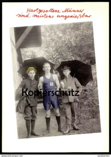 ÄLTERE POSTKARTE HARTGESOTTENE MÄNNER SIND MEISTENS UNGENIESSBAR HUMOR HUT SPORT REGENSCHIRM Schirm umbrella parapluie