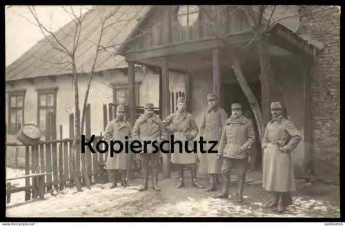 ALTE FOTO POSTKARTE MILITÄR SOLDATEN VOR EINEM HAUS BAUERNHAUS UNIFORM Soldat soldiers photo cpa Ansichtskarte postcard