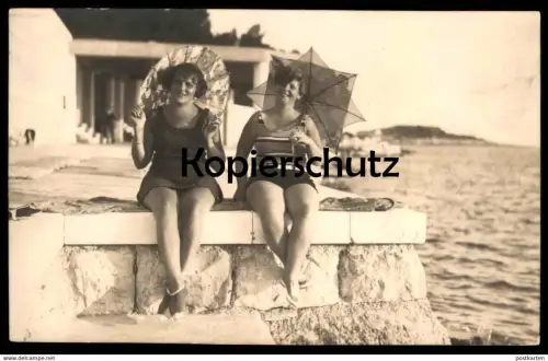 ALTE FOTO POSTKARTE MÄDCHEN FRAUEN SCHIRM FRAU KLEID MODE femme woman costume swimsuit maillot umbrella parapluie photo