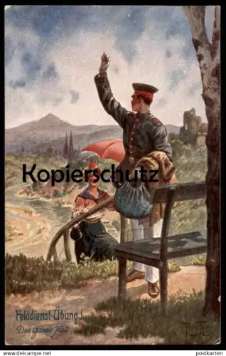 ALTE KÜNSTLER POSTKARTE ARTHUR THIELE FELDDIENST-ÜBUNG DAS GANZE HALT SOLDAT PAAR FRAU SCHIRM Ansichtskarte postcard cpa