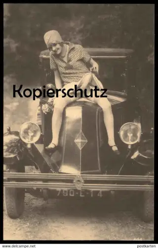 ALTE REPRO POSTKARTE FRAU AUF KÜHLER RENAULT AUTO semi-nude woman car Auto halbnackt Unterwäsche femme nue cpa postcard
