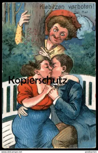 ALTE POSTKARTE KÜSSENDES LIEBESPAAR KISSING COUPLE KIEBITZEN VERBOTEN DER RAT VOYEUR erotic Stempel Ludwigslust postcard