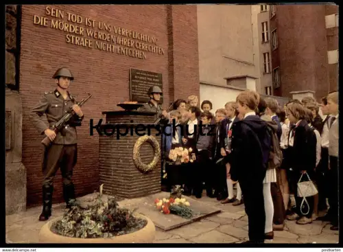 ÄLTERE POSTKARTE BERLIN GEDENKSTÄTTE FÜR DEN VON WESTBERLINER BANDITEN ERMORDETEN REINHOLD HUHN Ansichtskarte postcard