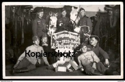 ALTE FOTO POSTKARTE POSEN 1. KRIEGSWEIHNACHT 1939 STALLWACHE SOLDATEN PFERDE SCHIMMEL Poznan Polska cpa photo postcard
