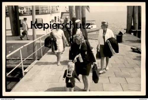 ALTES FOTO ANLANDUNG NORDERNEY MÜTZE KAPITÄN SCHIFF FRISIA II ship captain Mutter Kind Junge boy 1946 ? photo