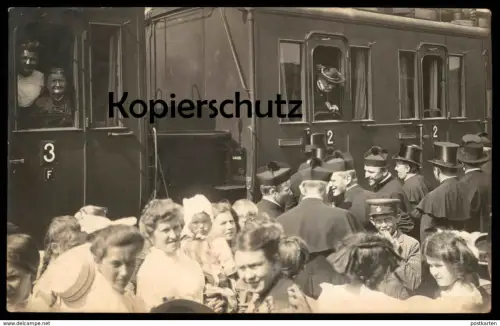 ALTE POSTKARTE EISENBAHNWAGGON PFARRER Zug train Waggon curé priest pastor Chemin de fer Railway Eisenbahn