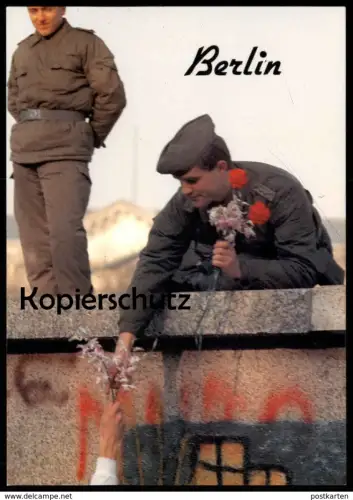 ÄLTERE POSTKARTE BERLIN BERLINER MAUER 1989 MAUERFALL DDR GRENZER SOLDAT ROTE NELKE PEACE LE MUR THE WALL Ansichtskarte
