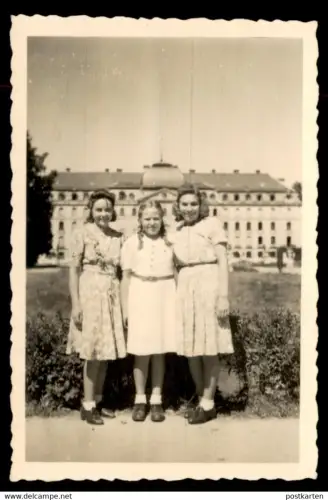 ALTES ORIGINAL FOTO IN DONAUESCHINGEN AUGUST 1943 Frauen & Kind vor dem Schloss Kleider women child chateau castle photo