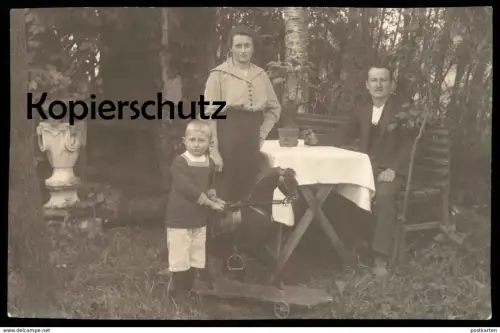 ALTE FOTO POSTKARTE FAMILIE EHEPAAR KIND SCHAUKELPFERD rocker rocking horse cheval à bascule child enfant photo postcard