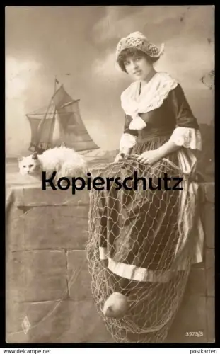 ALTE POSTKARTE FRAU IN TRACHT MIT FISCHERNETZ KATZE cat chat Lehrstunde Schreibmaschine Kreuzburg typewriter postcard AK