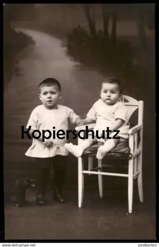 ALTE FOTO POSTKARTE KINDER BÄR LINKS UNTEN AUF AK Kind Baby enfants children bear ours photo cpa Ansichtskarte postcard