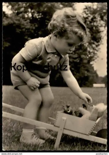 ÄLTERE POSTKARTE KIND JUNGE MIT SPIELZEUG DDR boy Bär Teddy ours cpa Foto Kretschmer Leipzig AK Ansichtskarte postcard