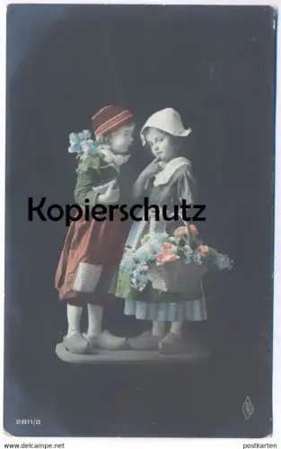 ALTE POSTKARTE KINDER KORB MIT BLUMEN TRACHT HOLZSCHUHE child enfant Kind children girl enfants Ansichtskarte postcard