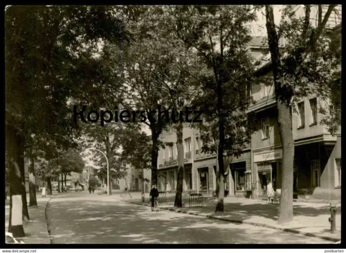 ÄLTERE POSTKARTE BERNSDORF ERNST-THÄLMANN-STRASSE KREIS HOYERSWERDA Bautzen Oberlausitz Stempel Njedzichow Schuhwaren